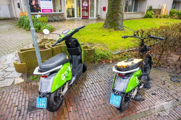 Twee Go Sharing-deelscooters in brand in Hoogland