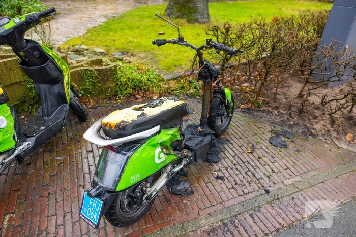 Twee Go Sharing-deelscooters in brand in Hoogland