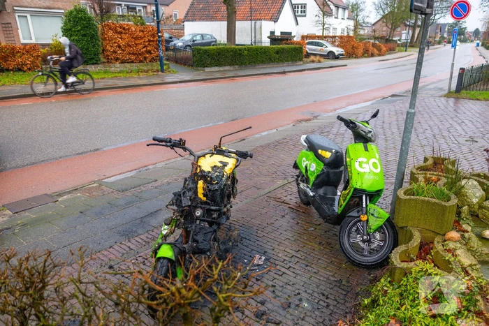 Twee Go Sharing-deelscooters in brand in Hoogland