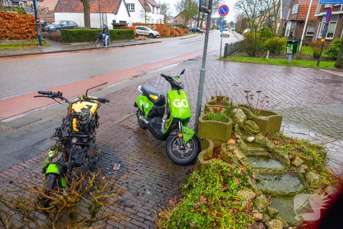 Twee Go Sharing-deelscooters in brand in Hoogland