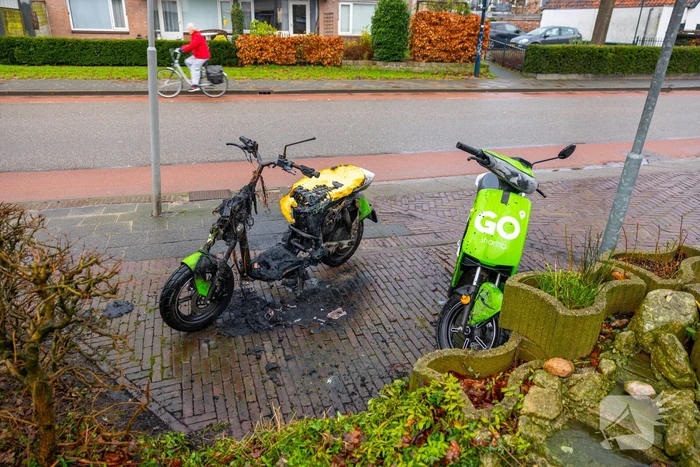 Twee Go Sharing-deelscooters in brand in Hoogland
