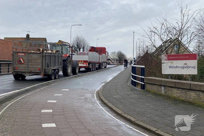 Verkeer staat vast voor Woubrugsebrug in storing