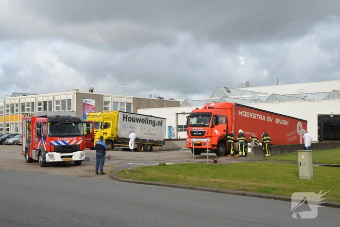 Vrachtwagenchauffeur rijdt dieseltank lek