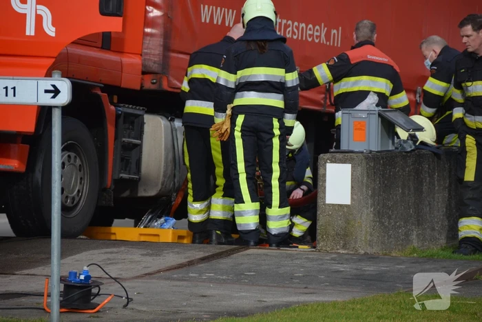 Vrachtwagenchauffeur rijdt dieseltank lek