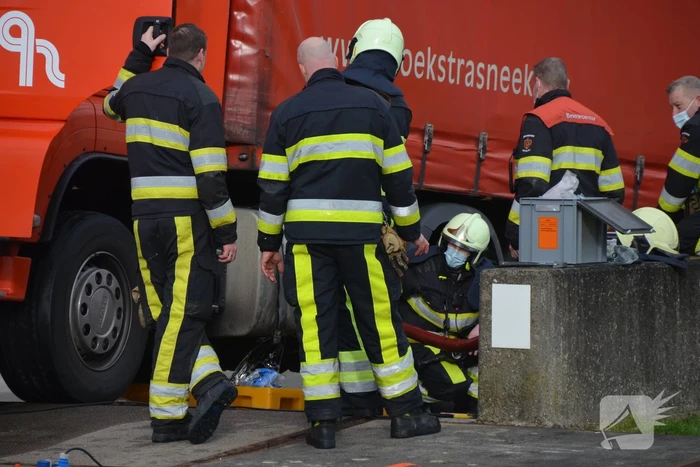 Vrachtwagenchauffeur rijdt dieseltank lek