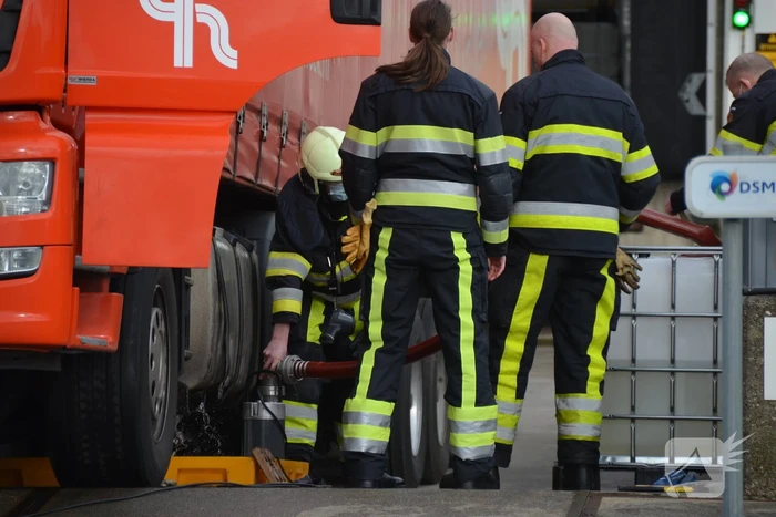 Vrachtwagenchauffeur rijdt dieseltank lek