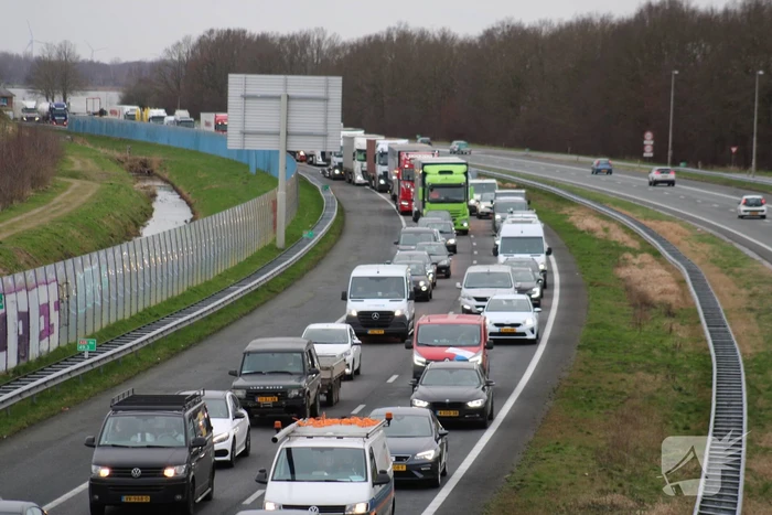 Lange file door ongeval op snelweg