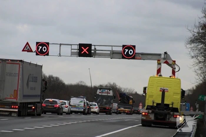 Lange file door ongeval op snelweg
