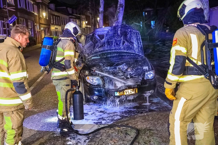 Brandweer opnieuw ingezet vanwege brand in auto