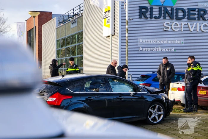 Veel schade na botsing met twee voertuigen
