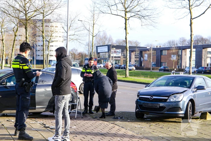Veel schade na botsing met twee voertuigen