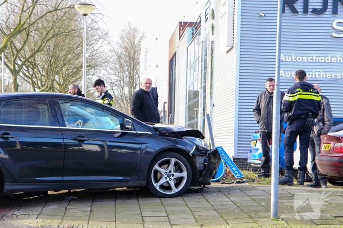 Veel schade na botsing met twee voertuigen