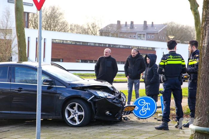 Veel schade na botsing met twee voertuigen