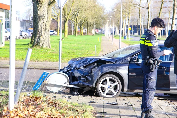 Veel schade na botsing met twee voertuigen