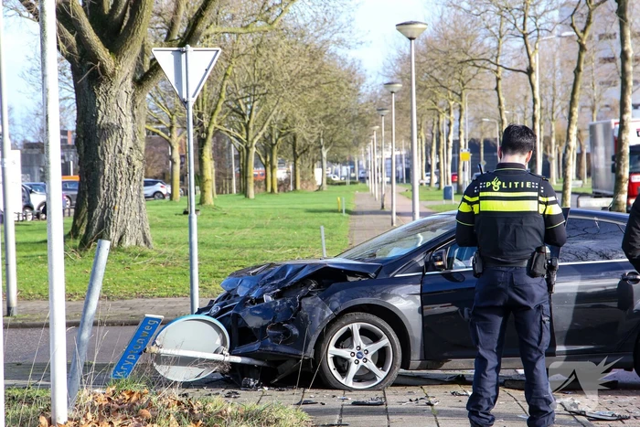 Veel schade na botsing met twee voertuigen