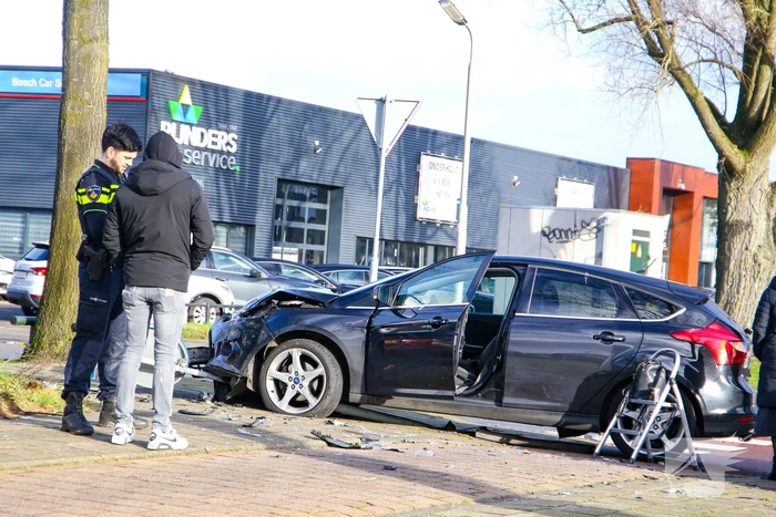 Veel schade na botsing met twee voertuigen
