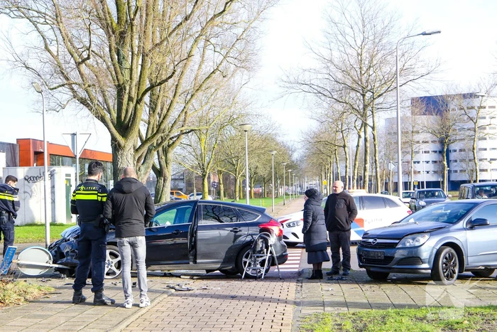 Veel schade na botsing met twee voertuigen
