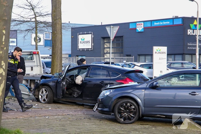 Veel schade na botsing met twee voertuigen