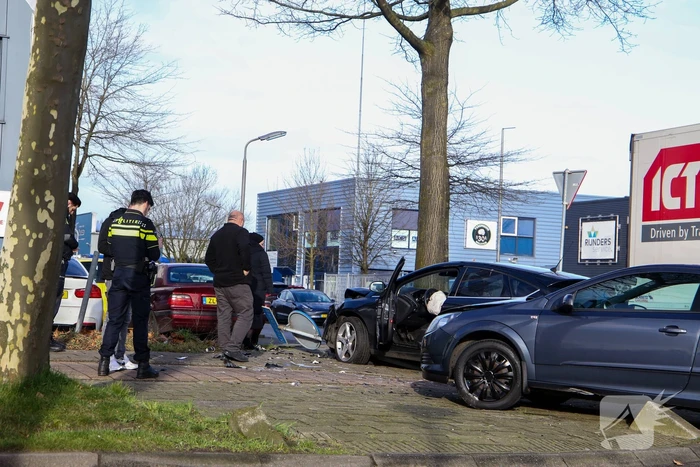 Veel schade na botsing met twee voertuigen