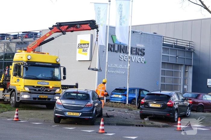 Veel schade na botsing met twee voertuigen