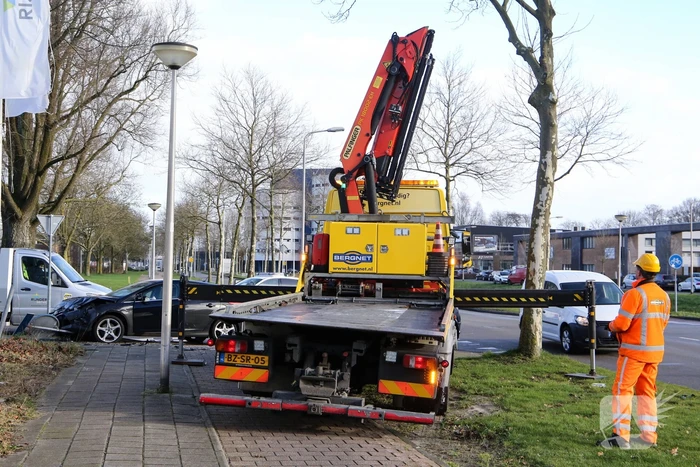 Veel schade na botsing met twee voertuigen