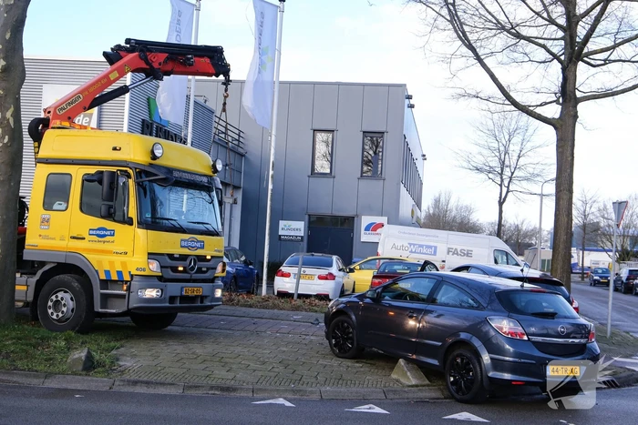 Veel schade na botsing met twee voertuigen