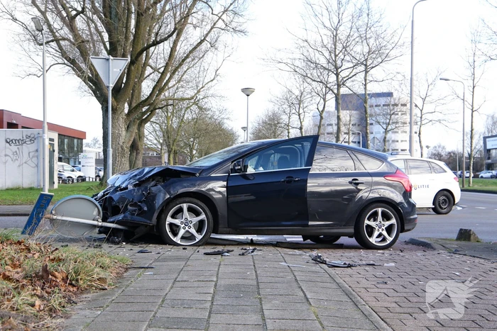 Veel schade na botsing met twee voertuigen