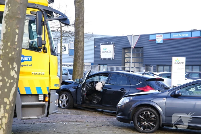 Veel schade na botsing met twee voertuigen