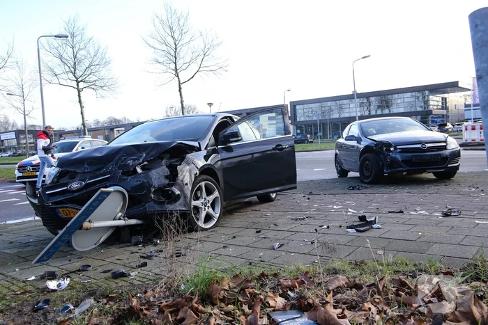 Veel schade na botsing met twee voertuigen