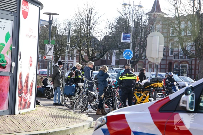 Fietser en scooter botsen tegen elkaar