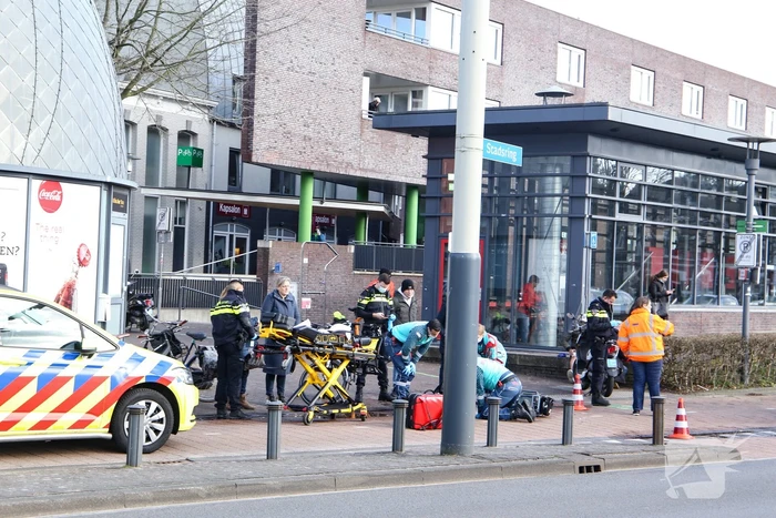 Fietser en scooter botsen tegen elkaar