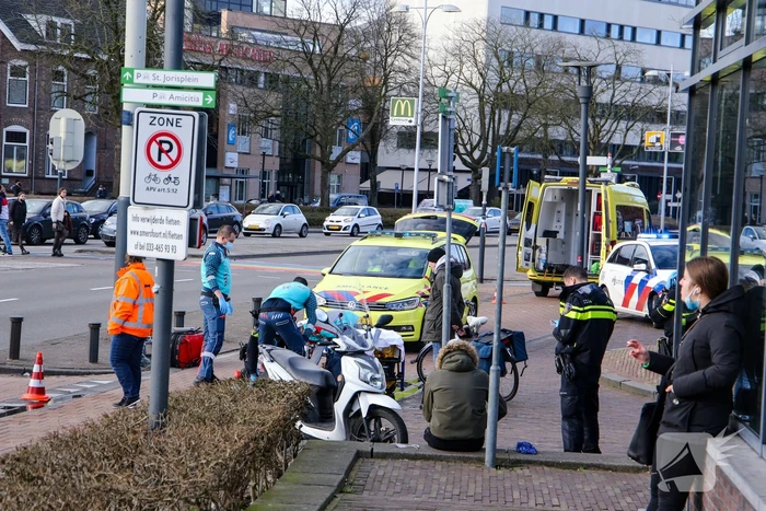 Fietser en scooter botsen tegen elkaar