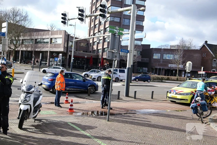 Fietser en scooter botsen tegen elkaar