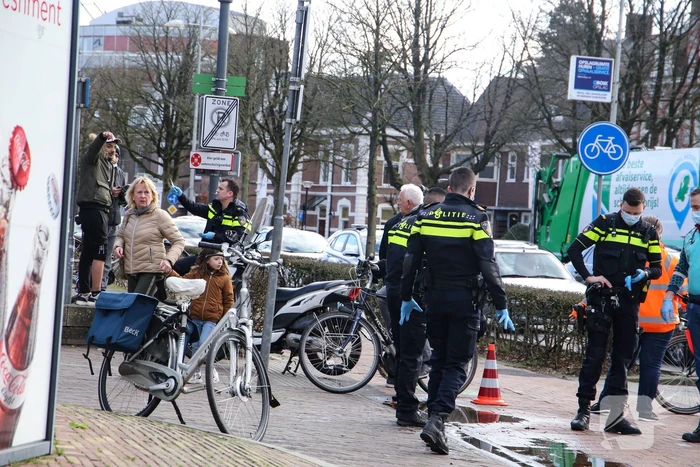 Fietser en scooter botsen tegen elkaar