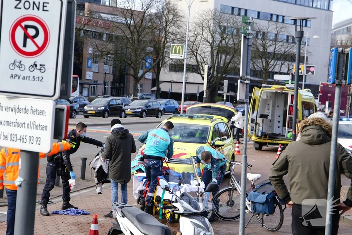 Fietser en scooter botsen tegen elkaar