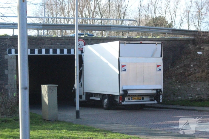 Bestelbus rijdt zich klem tegen tunnel