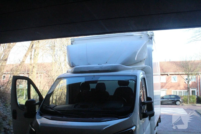 Bestelbus rijdt zich klem tegen tunnel