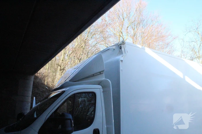Bestelbus rijdt zich klem tegen tunnel