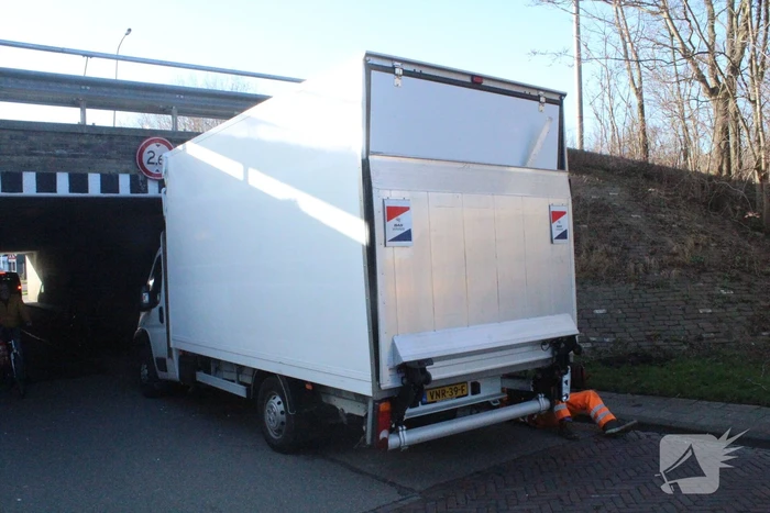 Bestelbus rijdt zich klem tegen tunnel