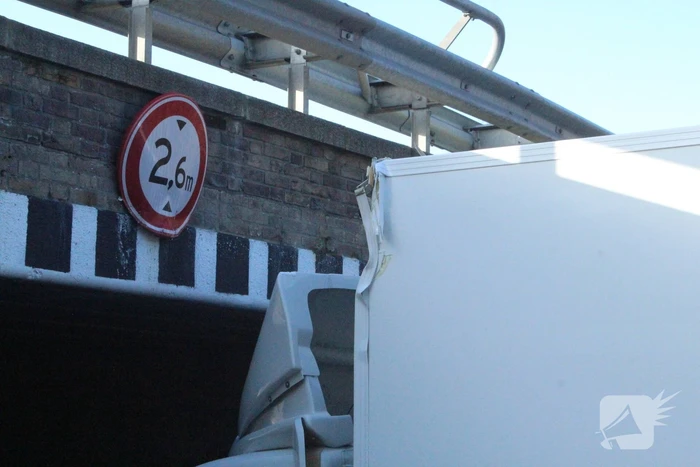 Bestelbus rijdt zich klem tegen tunnel