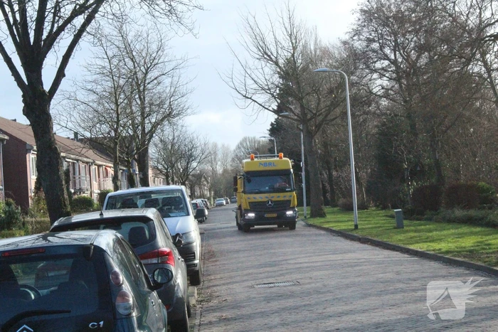 Bestelbus rijdt zich klem tegen tunnel