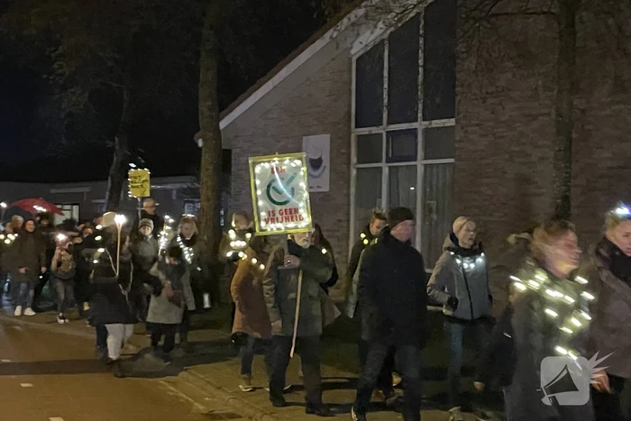 Grote opkomst bij lichtjestocht tegen coronamaatregelen