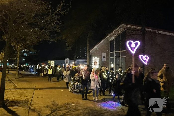 Grote opkomst bij lichtjestocht tegen coronamaatregelen