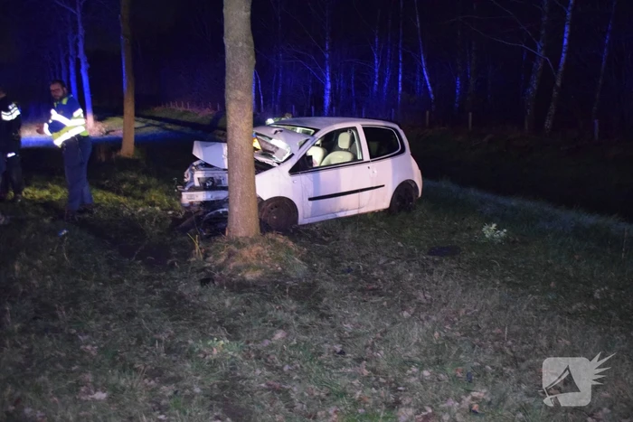 Automobilist belandt tegen boom