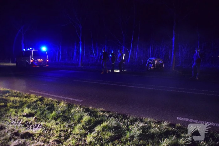 Automobilist belandt tegen boom
