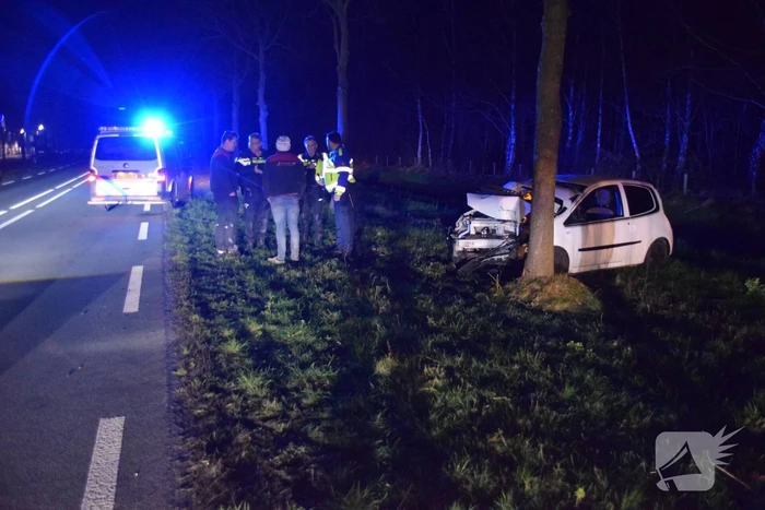 Automobilist belandt tegen boom