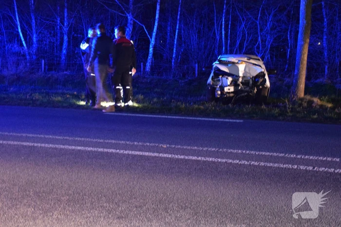 Automobilist belandt tegen boom