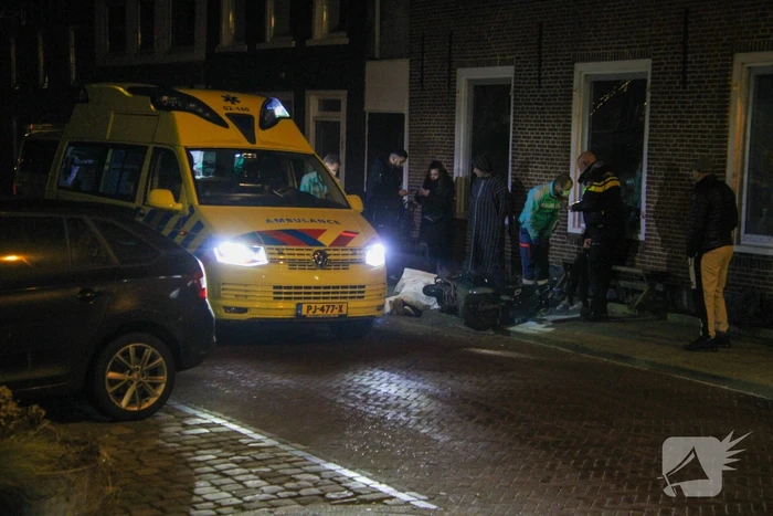Scooterrijder onderuit door glad wegdek