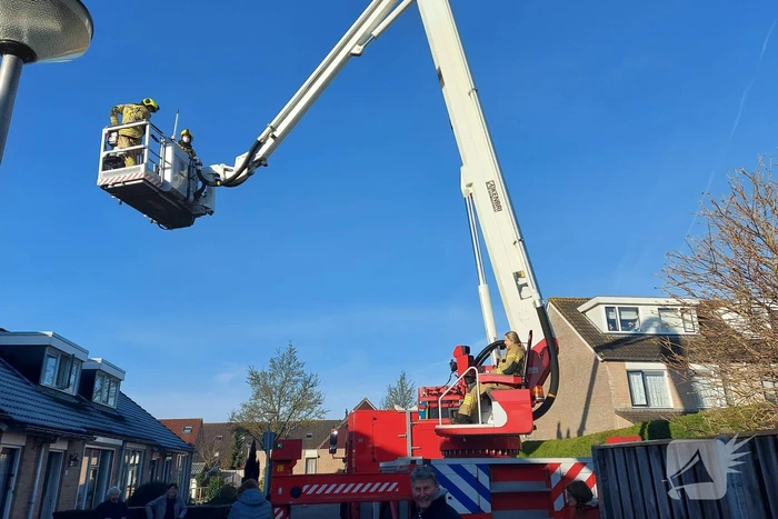 Brandweer redt kat van dak