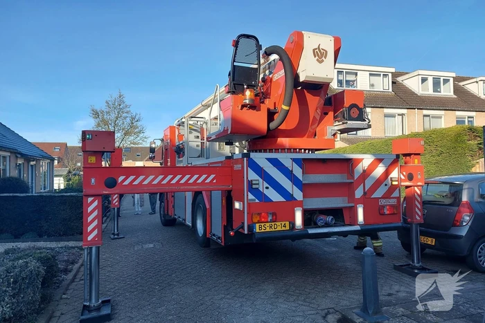 Brandweer redt kat van dak